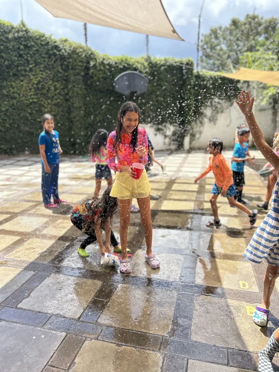 Children arriving and playing freely before the school day begins at Acton Academy El Salvador
